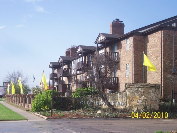 Olde English Manor Apartments In Wichita Ks 67220 Citysearch